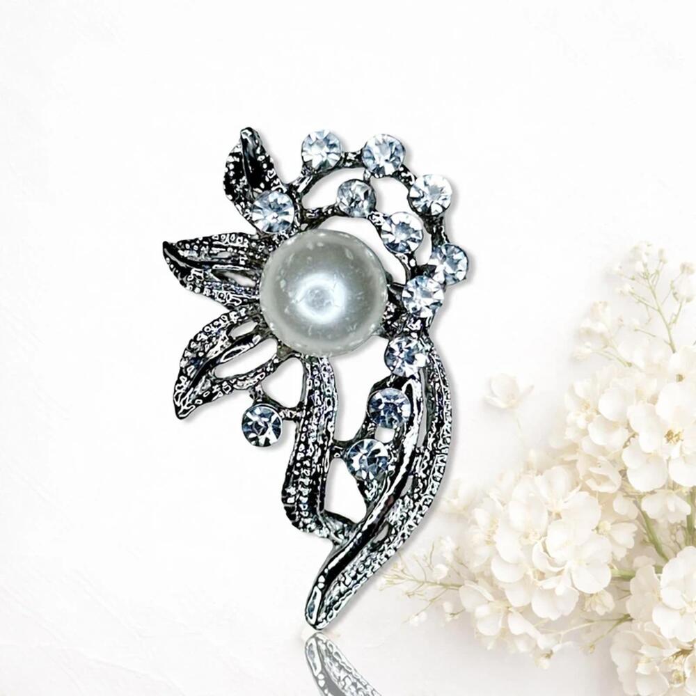 782gc. Silvertone White Faux Pearl Brooch
